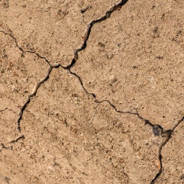 Çatlaklı eski beton ve zaman ve hava koşullarından kaynaklanan doğal yıkım