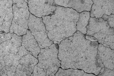 Yüksek çözünürlüklü eski beton çatlaklara ve zaman ve hava koşullarından kaynaklanan doğal yıkıma sahip. Renksiz, tek renkli, siyah beyaz fotoğraf.
