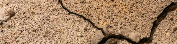 時や天候による亀裂や自然破壊を伴う古いコンクリートセメントは — ストック写真