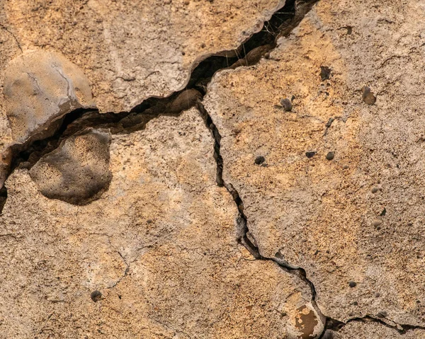 Starý Betonový Cement Prasklinami Přirozenou Destrukcí Časových Povětrnostních Podmínek — Stock fotografie