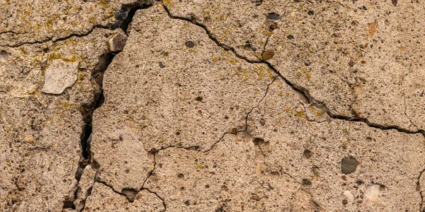 Alter Betonzement Mit Rissen Und Natürlicher Zerstörung Durch Zeit Und — Stockfoto