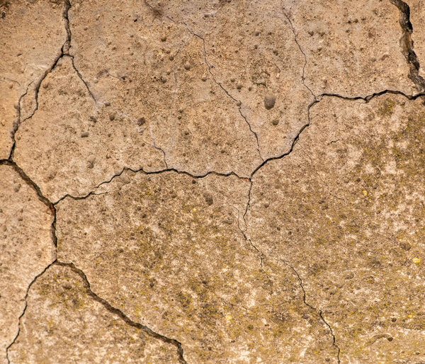 старый бетонный цемент с трещинами и природными разрушениями от времени и погодных условий