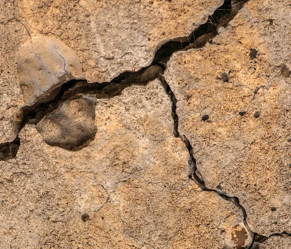 Çatlaklı Eski Beton Zaman Hava Koşullarından Kaynaklanan Doğal Yıkım — Stok fotoğraf