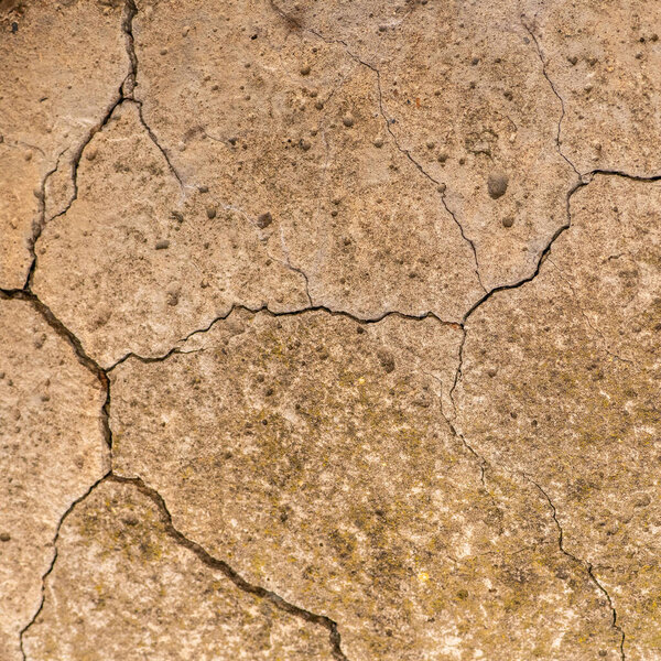 старый бетонный цемент с трещинами и природными разрушениями от времени и погодных условий