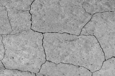 Yüksek çözünürlüklü eski beton çatlaklara ve zaman ve hava koşullarından kaynaklanan doğal yıkıma sahip. Renksiz, tek renkli, siyah beyaz fotoğraf.
