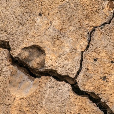 Çatlaklı eski beton ve zaman ve hava koşullarından kaynaklanan doğal yıkım