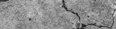 Yüksek çözünürlüklü eski beton çatlaklara ve zaman ve hava koşullarından kaynaklanan doğal yıkıma sahip. Renksiz, tek renkli, siyah beyaz fotoğraf.