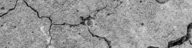 Yüksek çözünürlüklü eski beton çatlaklara ve zaman ve hava koşullarından kaynaklanan doğal yıkıma sahip. Renksiz, tek renkli, siyah beyaz fotoğraf.