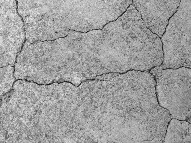 Yüksek çözünürlüklü eski beton çatlaklara ve zaman ve hava koşullarından kaynaklanan doğal yıkıma sahip. Renksiz, tek renkli, siyah beyaz fotoğraf.