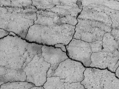 Yüksek çözünürlüklü eski beton çatlaklara ve zaman ve hava koşullarından kaynaklanan doğal yıkıma sahip. Renksiz, tek renkli, siyah beyaz fotoğraf.