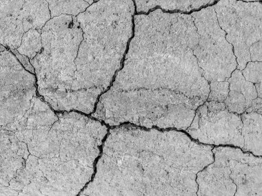 Yüksek çözünürlüklü eski beton çatlaklara ve zaman ve hava koşullarından kaynaklanan doğal yıkıma sahip. Renksiz, tek renkli, siyah beyaz fotoğraf.