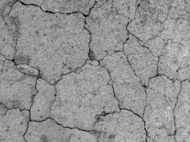 Yüksek çözünürlüklü eski beton çatlaklara ve zaman ve hava koşullarından kaynaklanan doğal yıkıma sahip. Renksiz, tek renkli, siyah beyaz fotoğraf.