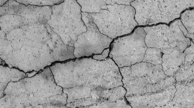 Yüksek çözünürlüklü eski beton çatlaklara ve zaman ve hava koşullarından kaynaklanan doğal yıkıma sahip. Renksiz, tek renkli, siyah beyaz fotoğraf.