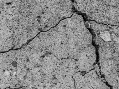 Yüksek çözünürlüklü eski beton çatlaklara ve zaman ve hava koşullarından kaynaklanan doğal yıkıma sahip. Renksiz, tek renkli, siyah beyaz fotoğraf.