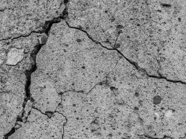 Yüksek çözünürlüklü eski beton çatlaklara ve zaman ve hava koşullarından kaynaklanan doğal yıkıma sahip. Renksiz, tek renkli, siyah beyaz fotoğraf.