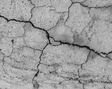 Yüksek çözünürlüklü eski beton çatlaklara ve zaman ve hava koşullarından kaynaklanan doğal yıkıma sahip. Renksiz, tek renkli, siyah beyaz fotoğraf.