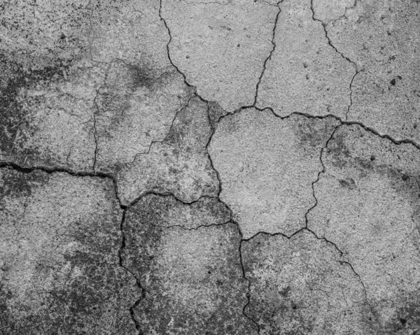 時間や気象条件からクラックや自然破壊と高解像度の古いコンクリートセメント モノクロ黒と白の写真 — ストック写真