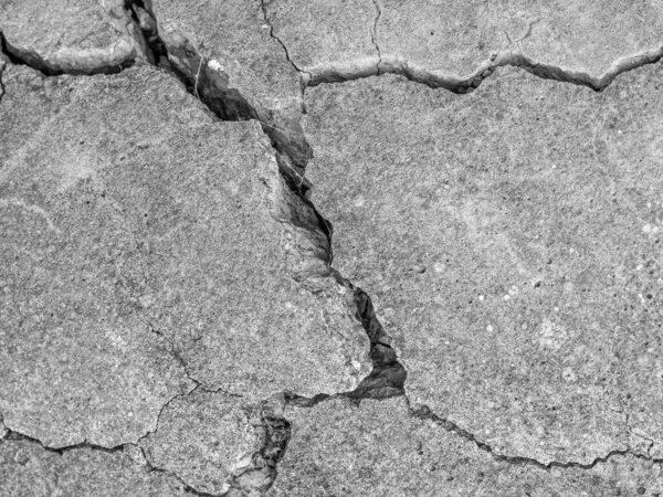 一种高解析度的老水泥 具有裂缝和自然破坏的时间和气候条件 无色单色黑白照片 — 图库照片