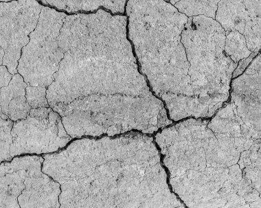 Yüksek çözünürlüklü eski beton çatlaklara ve zaman ve hava koşullarından kaynaklanan doğal yıkıma sahip. Renksiz, tek renkli, siyah beyaz fotoğraf.