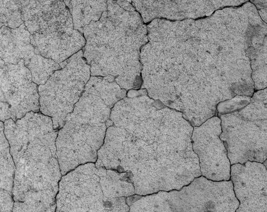 Yüksek çözünürlüklü eski beton çatlaklara ve zaman ve hava koşullarından kaynaklanan doğal yıkıma sahip. Renksiz, tek renkli, siyah beyaz fotoğraf.