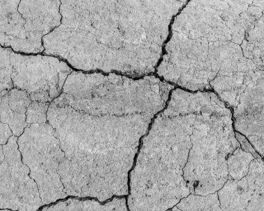 Yüksek çözünürlüklü eski beton çatlaklara ve zaman ve hava koşullarından kaynaklanan doğal yıkıma sahip. Renksiz, tek renkli, siyah beyaz fotoğraf.