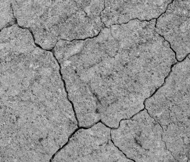 Yüksek çözünürlüklü eski beton çatlaklara ve zaman ve hava koşullarından kaynaklanan doğal yıkıma sahip. Renksiz, tek renkli, siyah beyaz fotoğraf.