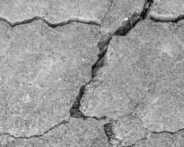 Yüksek çözünürlüklü eski beton çatlaklara ve zaman ve hava koşullarından kaynaklanan doğal yıkıma sahip. Renksiz, tek renkli, siyah beyaz fotoğraf.