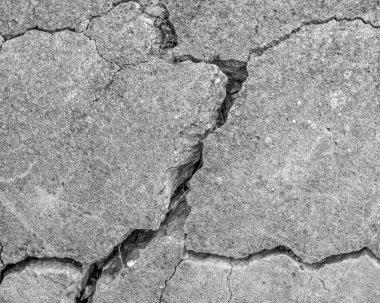 Yüksek çözünürlüklü eski beton çatlaklara ve zaman ve hava koşullarından kaynaklanan doğal yıkıma sahip. Renksiz, tek renkli, siyah beyaz fotoğraf.