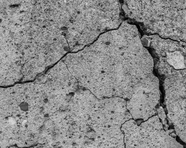 Yüksek çözünürlüklü eski beton çatlaklara ve zaman ve hava koşullarından kaynaklanan doğal yıkıma sahip. Renksiz, tek renkli, siyah beyaz fotoğraf.