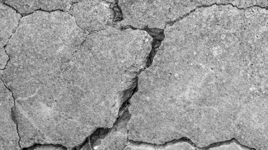 Yüksek çözünürlüklü eski beton çatlaklara ve zaman ve hava koşullarından kaynaklanan doğal yıkıma sahip. Renksiz, tek renkli, siyah beyaz fotoğraf.