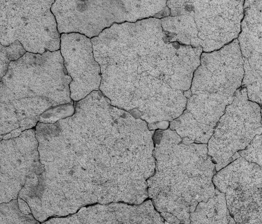 Yüksek çözünürlüklü eski beton çatlaklara ve zaman ve hava koşullarından kaynaklanan doğal yıkıma sahip. Renksiz, tek renkli, siyah beyaz fotoğraf.