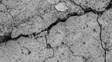 Yüksek çözünürlüklü eski beton çatlaklara ve zaman ve hava koşullarından kaynaklanan doğal yıkıma sahip. Renksiz, tek renkli, siyah beyaz fotoğraf.