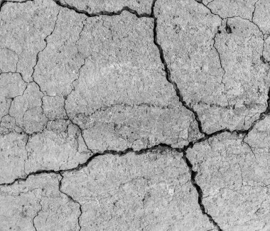 Yüksek çözünürlüklü eski beton çatlaklara ve zaman ve hava koşullarından kaynaklanan doğal yıkıma sahip. Renksiz, tek renkli, siyah beyaz fotoğraf.