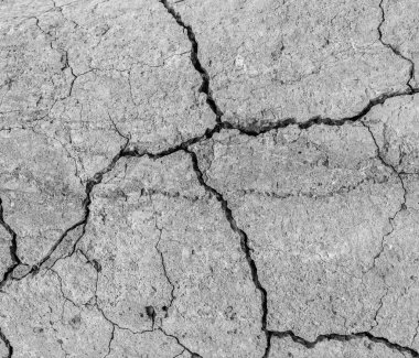 Yüksek çözünürlüklü eski beton çatlaklara ve zaman ve hava koşullarından kaynaklanan doğal yıkıma sahip. Renksiz, tek renkli, siyah beyaz fotoğraf.