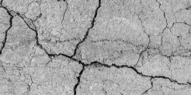 Yüksek çözünürlüklü eski beton çatlaklara ve zaman ve hava koşullarından kaynaklanan doğal yıkıma sahip. Renksiz, tek renkli, siyah beyaz fotoğraf.