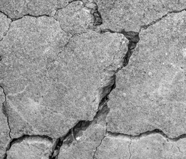 Yüksek çözünürlüklü eski beton çatlaklara ve zaman ve hava koşullarından kaynaklanan doğal yıkıma sahip. Renksiz, tek renkli, siyah beyaz fotoğraf.