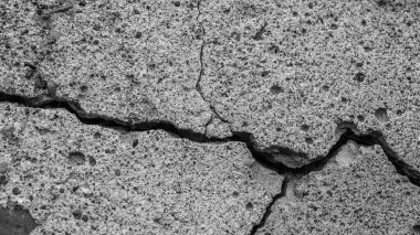 Yüksek çözünürlüklü eski beton çatlaklara ve zaman ve hava koşullarından kaynaklanan doğal yıkıma sahip. Renksiz, tek renkli, siyah beyaz fotoğraf.