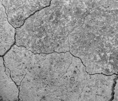 Yüksek çözünürlüklü eski beton çatlaklara ve zaman ve hava koşullarından kaynaklanan doğal yıkıma sahip. Renksiz, tek renkli, siyah beyaz fotoğraf.