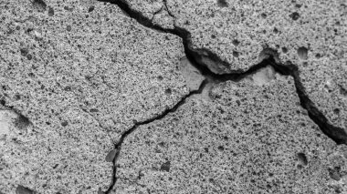 Yüksek çözünürlüklü eski beton çatlaklara ve zaman ve hava koşullarından kaynaklanan doğal yıkıma sahip. Renksiz, tek renkli, siyah beyaz fotoğraf.