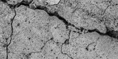 Yüksek çözünürlüklü eski beton çatlaklara ve zaman ve hava koşullarından kaynaklanan doğal yıkıma sahip. Renksiz, tek renkli, siyah beyaz fotoğraf.