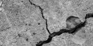 Yüksek çözünürlüklü eski beton çatlaklara ve zaman ve hava koşullarından kaynaklanan doğal yıkıma sahip. Renksiz, tek renkli, siyah beyaz fotoğraf.