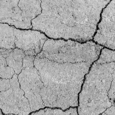 Yüksek çözünürlüklü eski beton çatlaklara ve zaman ve hava koşullarından kaynaklanan doğal yıkıma sahip. Renksiz, tek renkli, siyah beyaz fotoğraf.