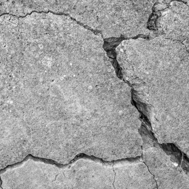 Yüksek çözünürlüklü eski beton çatlaklara ve zaman ve hava koşullarından kaynaklanan doğal yıkıma sahip. Renksiz, tek renkli, siyah beyaz fotoğraf.