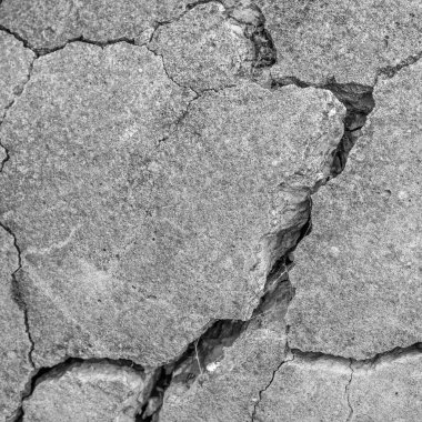 Yüksek çözünürlüklü eski beton çatlaklara ve zaman ve hava koşullarından kaynaklanan doğal yıkıma sahip. Renksiz, tek renkli, siyah beyaz fotoğraf.