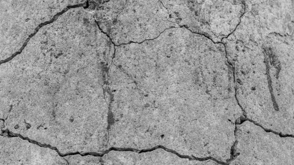 時間や気象条件からクラックや自然破壊と高解像度の古いコンクリートセメント モノクロ黒と白の写真 — ストック写真