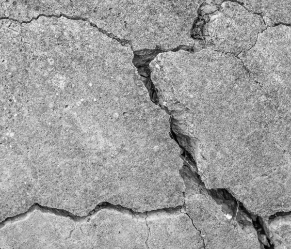 Yüksek çözünürlüklü eski beton çatlaklara ve zaman ve hava koşullarından kaynaklanan doğal yıkıma sahip. Renksiz, tek renkli, siyah beyaz fotoğraf.