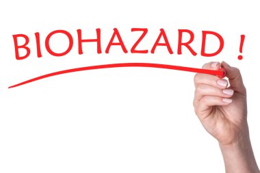 El, saydam beyaz arkaplanda kırmızı işaretli kelime diyohazard yazar.