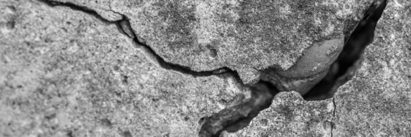一种高解析度的老水泥 具有裂缝和自然破坏的时间和气候条件 无色单色黑白照片 — 图库照片
