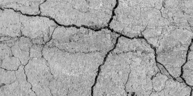 Yüksek çözünürlüklü eski beton çatlaklara ve zaman ve hava koşullarından kaynaklanan doğal yıkıma sahip. Renksiz, tek renkli, siyah beyaz fotoğraf.