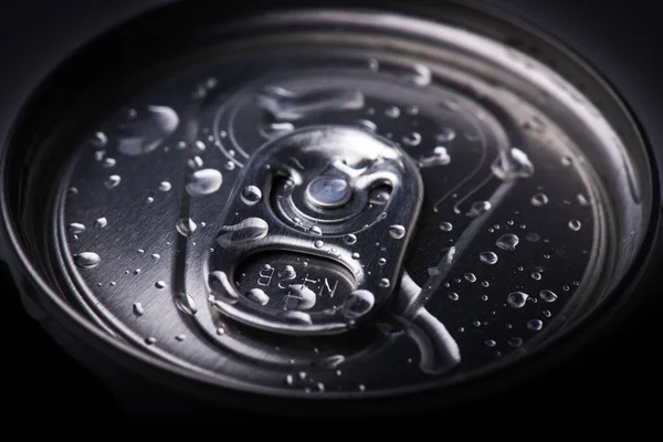 Closeup Aluminium Drinkkan Met Waterdruppels Het Deksel Een Donkere Achtergrond — Stockfoto